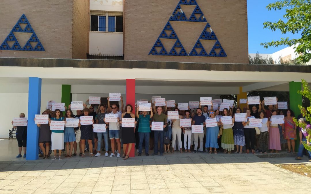 Profesorado, alumnado y padres y madres del IES Averroes se concentran por la dotación de plazas sin substitución