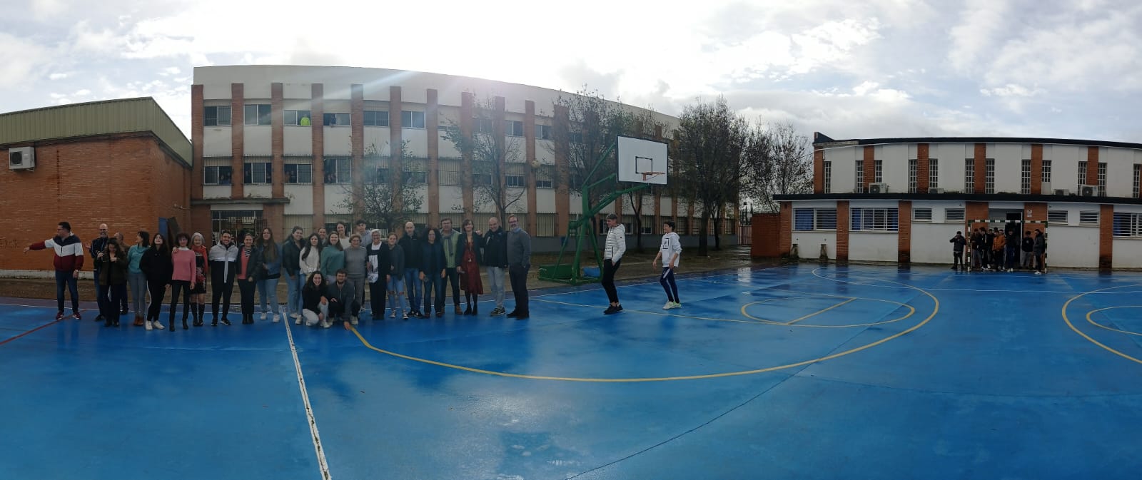 Imagen de alumnado delegado del IES Averroes recibiendo a la la compañera recien reincorporada a su puesto