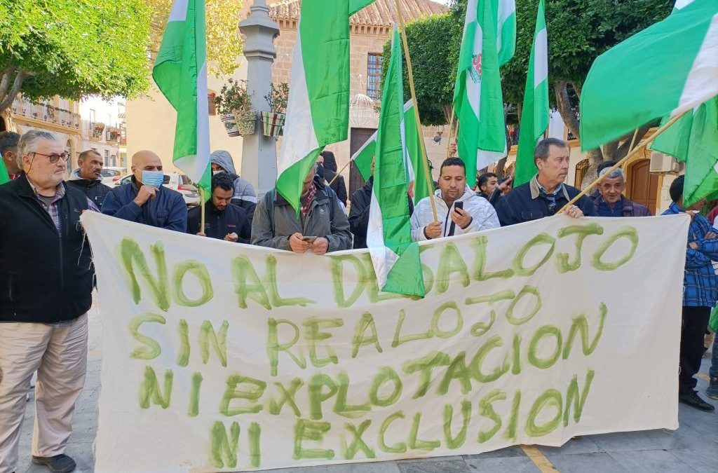 Reclaman al Ayuntamiento de Níjar que cumpla su compromiso de ofrecer un alojamiento digno a todas las personas afectadas por el desalojo de El Walili