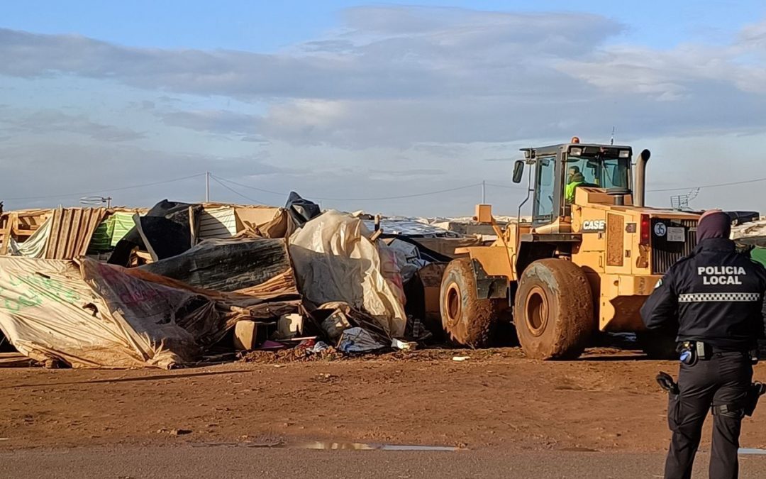La Plataforma «Derecho a Techo» denuncia que alcaldesa de Níjar ha incumplido todos los compromisos en un «deshumanizado» desalojo del asentamiento El Walili