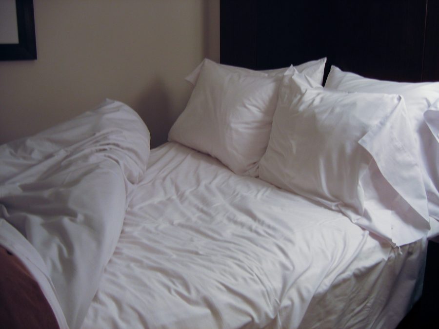 Bed_in_Seattle_hotel