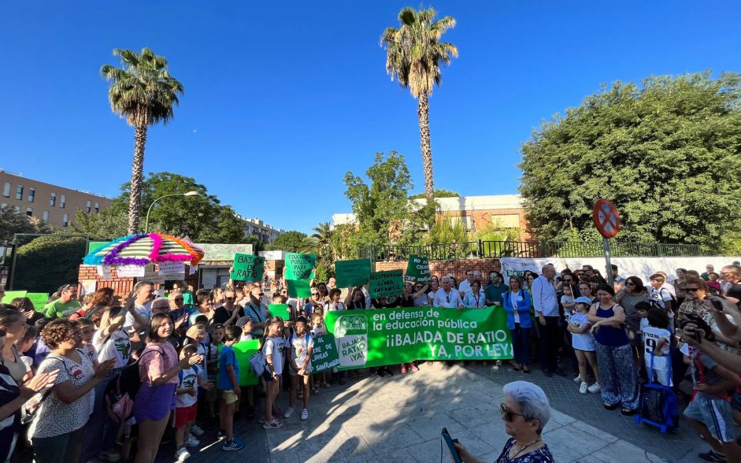 La comunidad educativa, con la AMPA al frente, se manifiesta en el CEIP Santuario por la recuperación de la línea de Infantil
