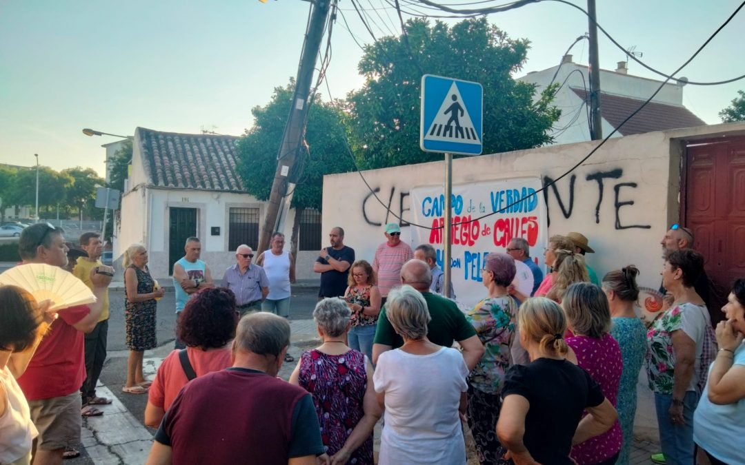 La vecindad de la calle Rey Don Pelayo, en el Campo de la Verdad, «se presentan» al futuro gobierno municipal