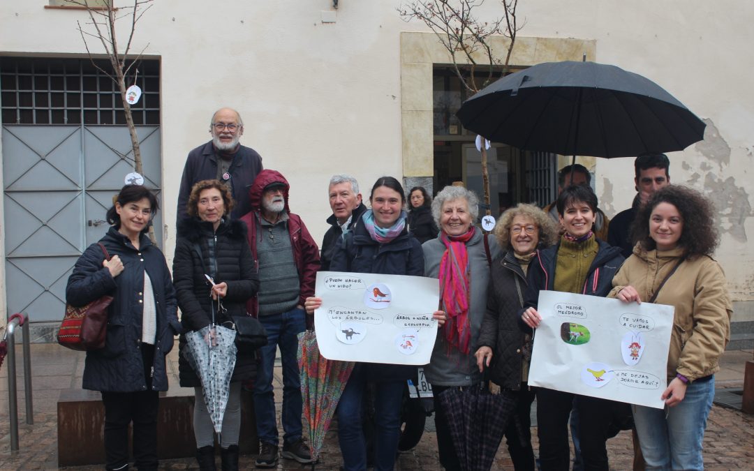 Activistas climáticos del entorno de la Plaza de las Cañas dan la bienvenida a los árboles recién plantados