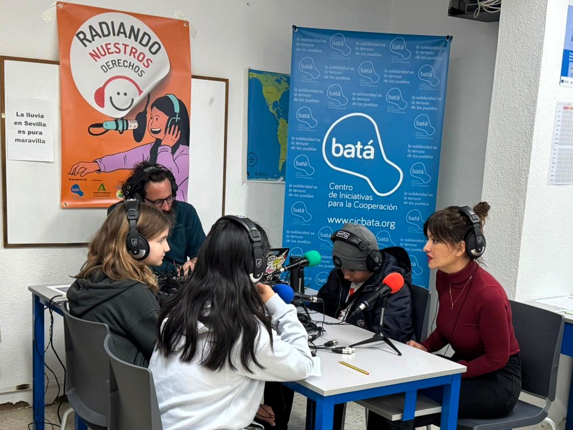 Sira Rego en uno de los talleres_Radiando nuestros derechos