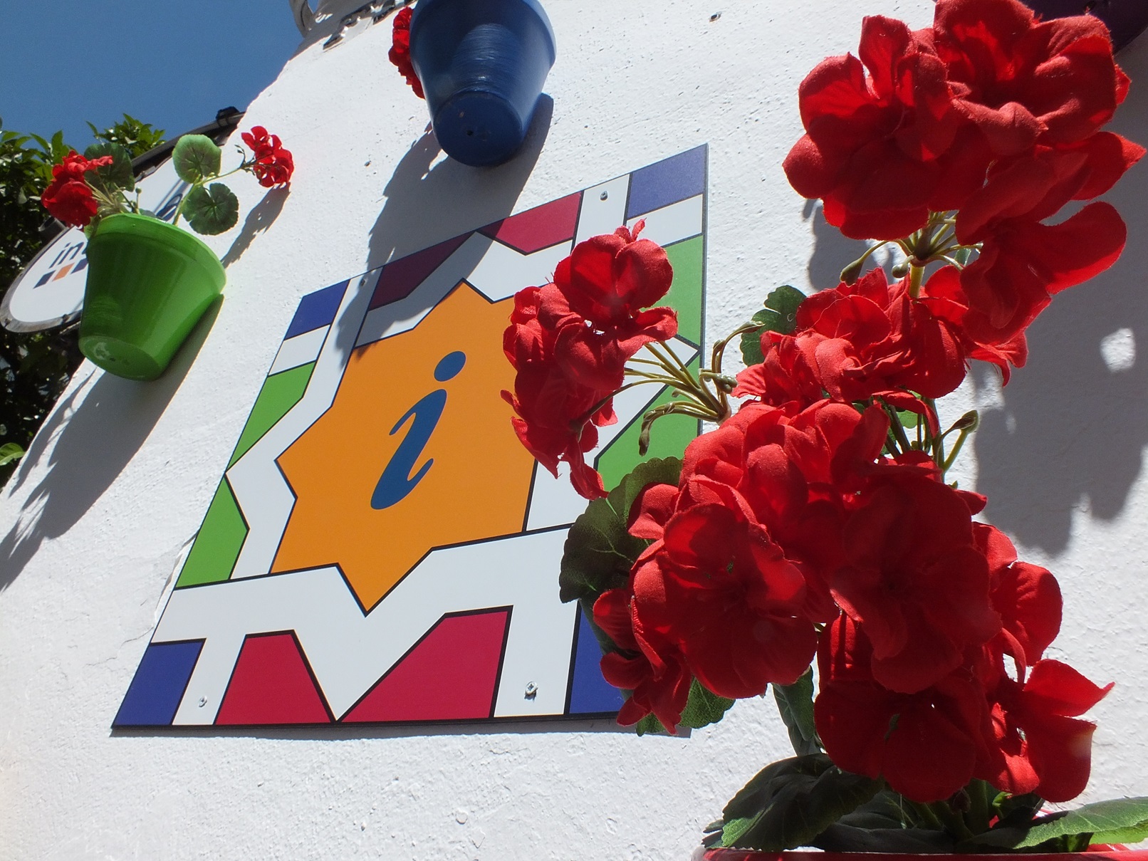 Supuesto punto de información turística con flores de plástico para confundir al visitante en el Casco HistóricoDSCF4274