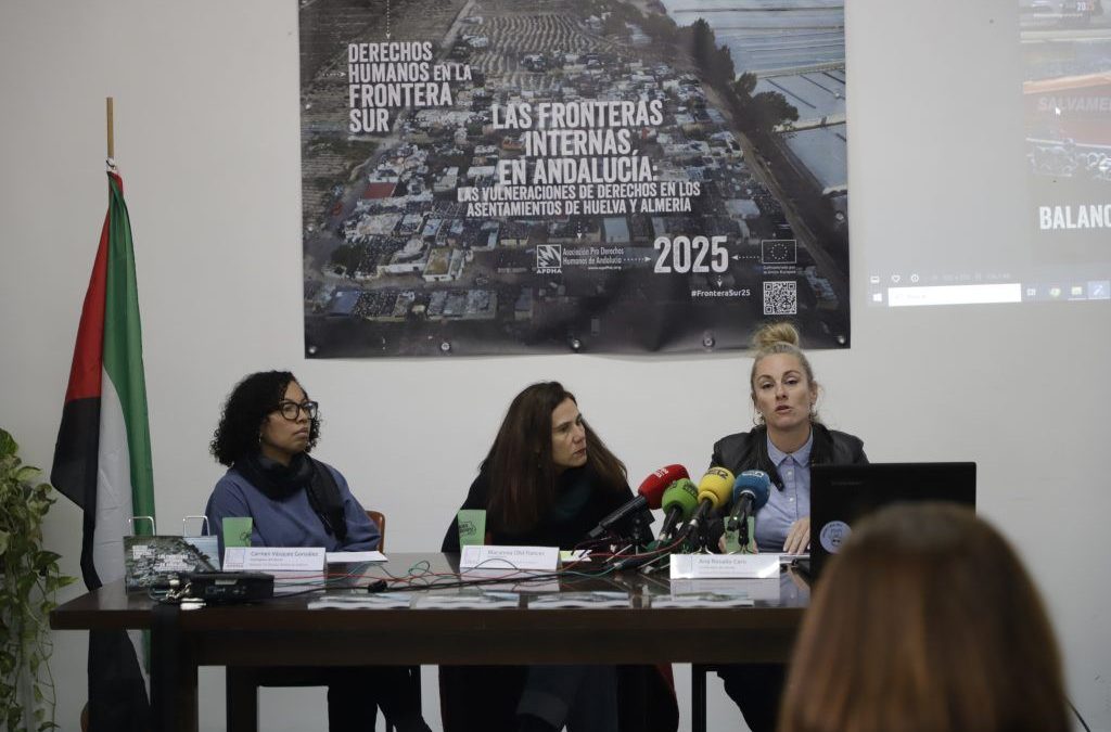 APDHA demanda al Parlamento Europeo que se ponga fin a dos décadas de explotación en los asentamientos agrícolas de Huelva y Almería