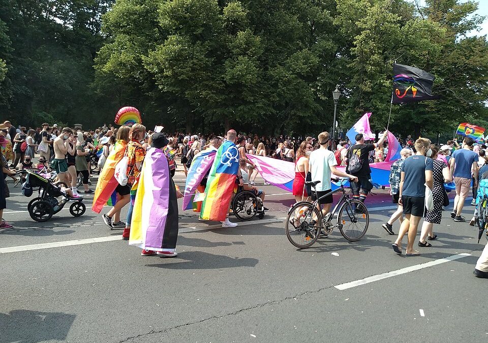 APDHA señala que los derechos de las personas no binarias son vulnerados en el Estado español, tal y como apunta el informe de la asociación Sexualiarte